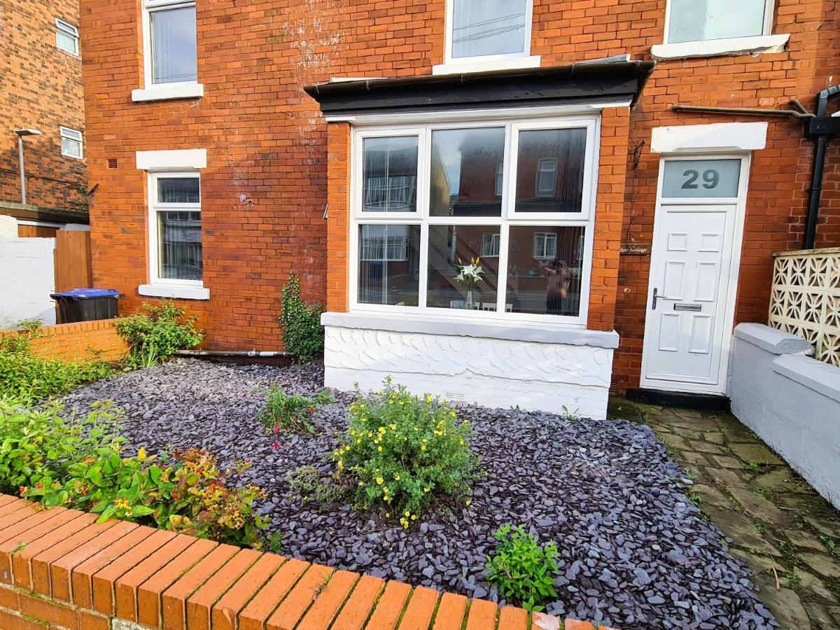 Tower Views 2 Bedroom House With Private Parking Blackpool Exterior foto